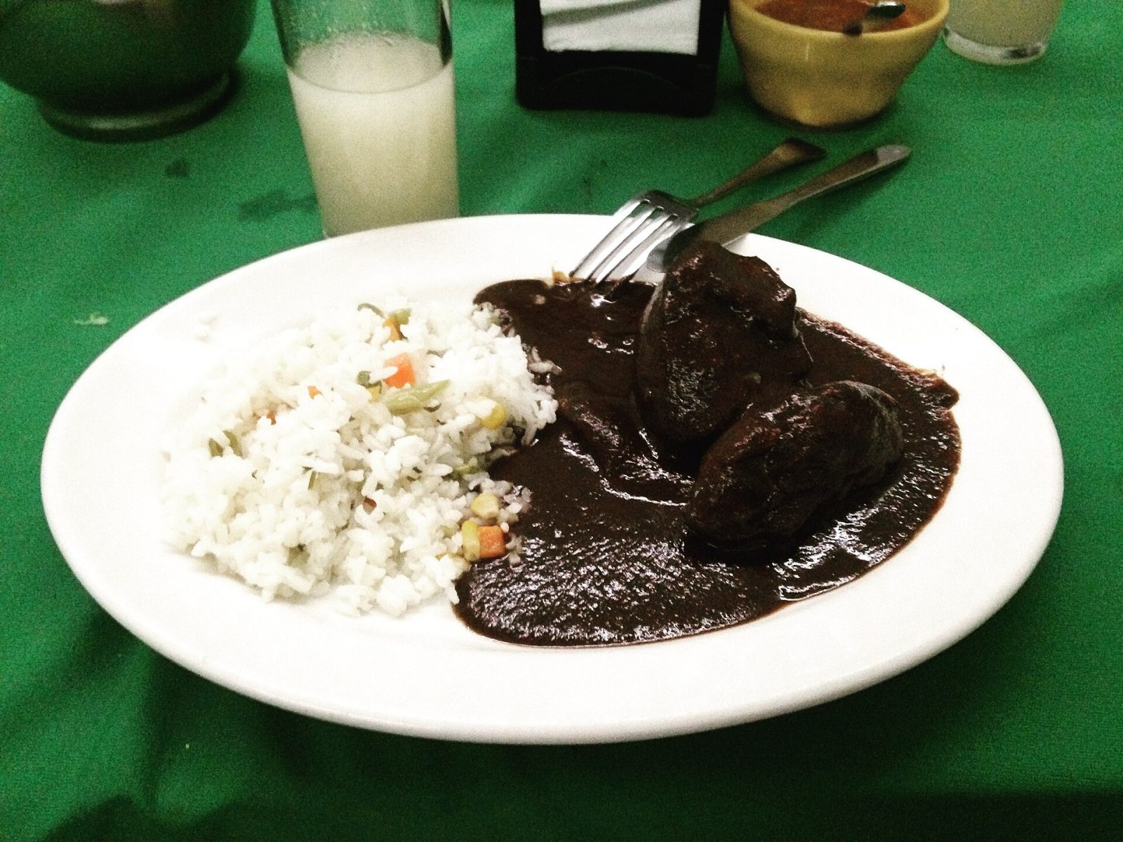 Mole negro con arroz