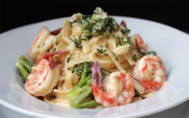 Fettuccine Alfredo con camarones