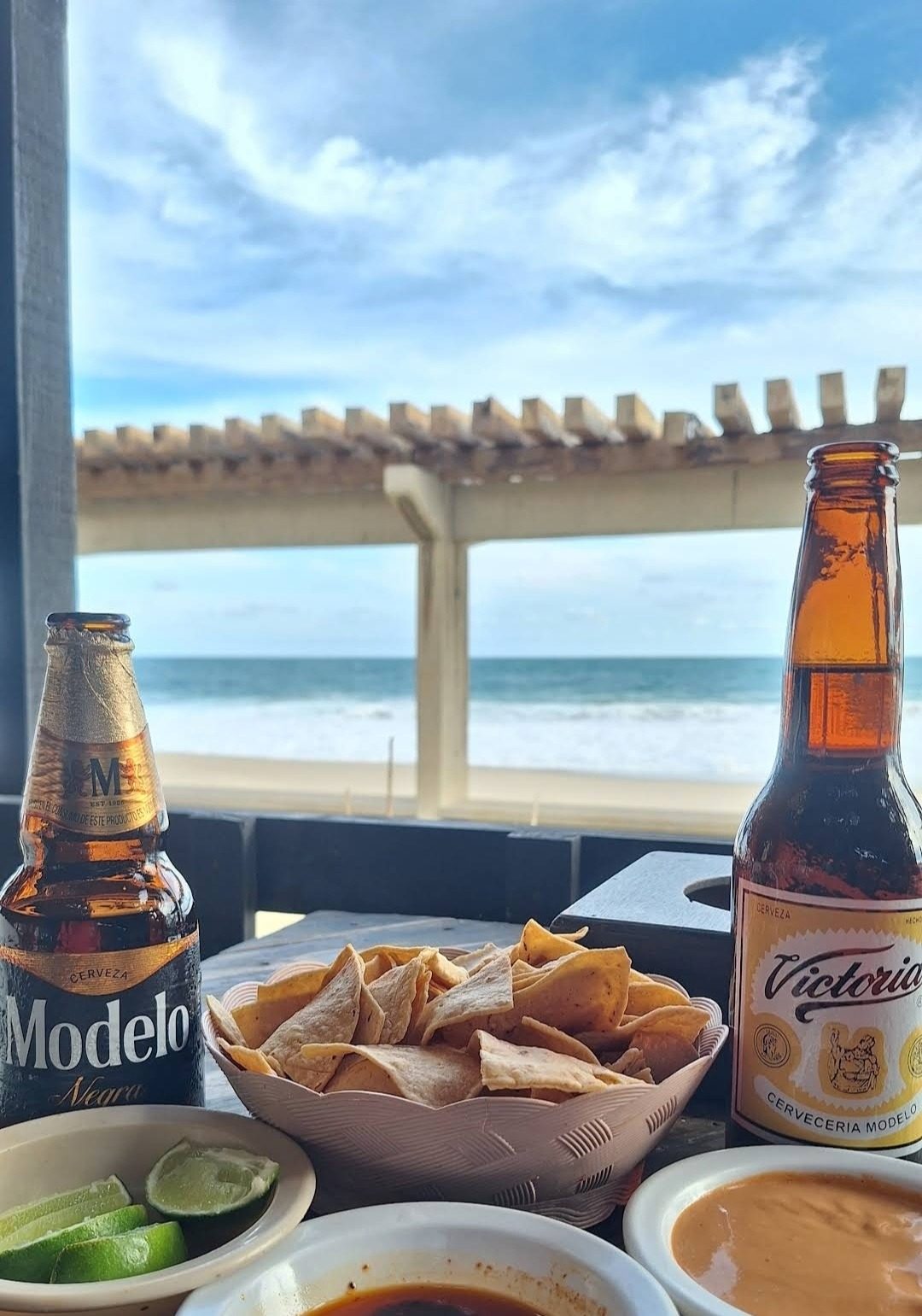 Cerveza, totopos y salsas con vista al mar abierto