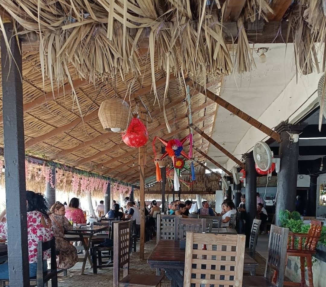 El comedor bajo la palapa
