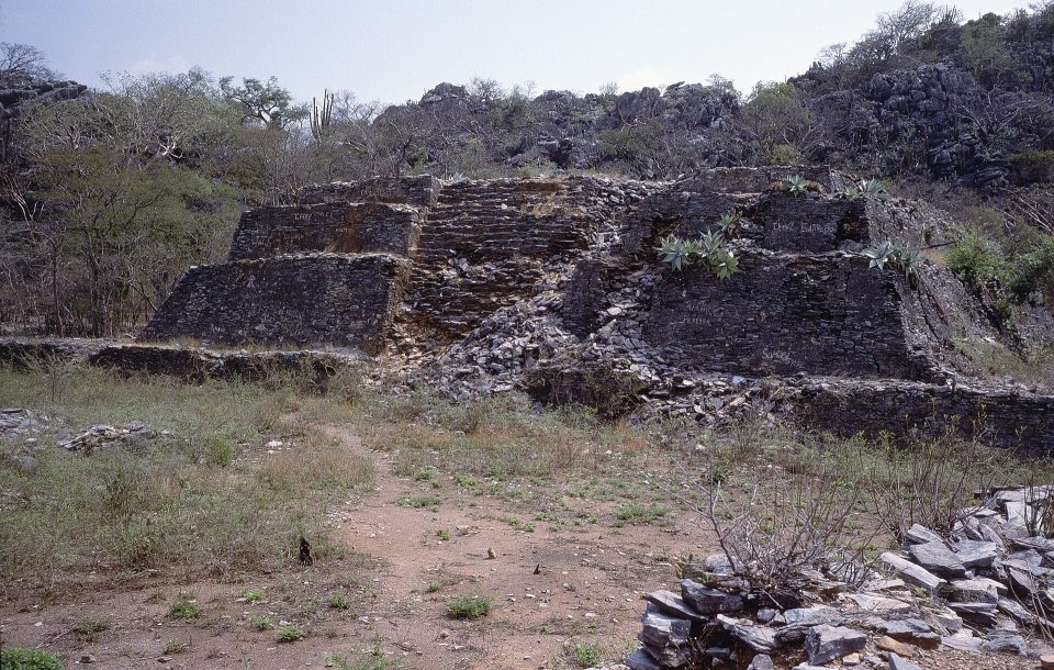 Basamento escalonado de piedra