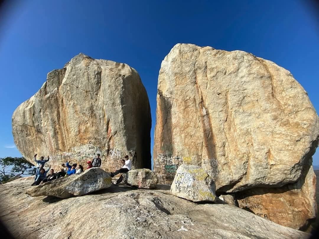 Las dos rocas partidas en la cima de la Piedra Cuachi