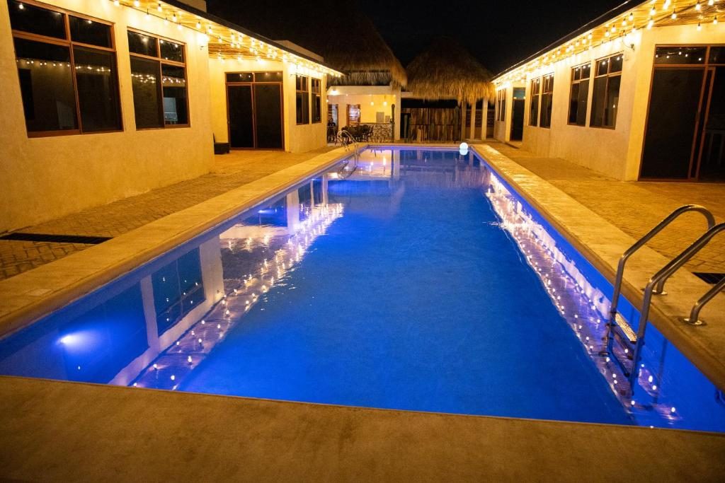 La alberca iluminada de noche