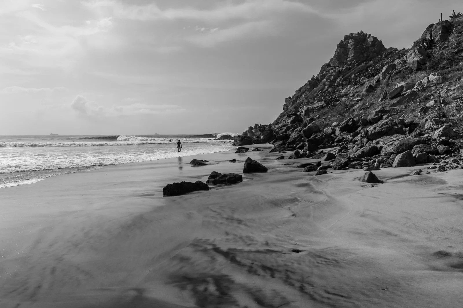 La costa rocosa cerca de las puntas