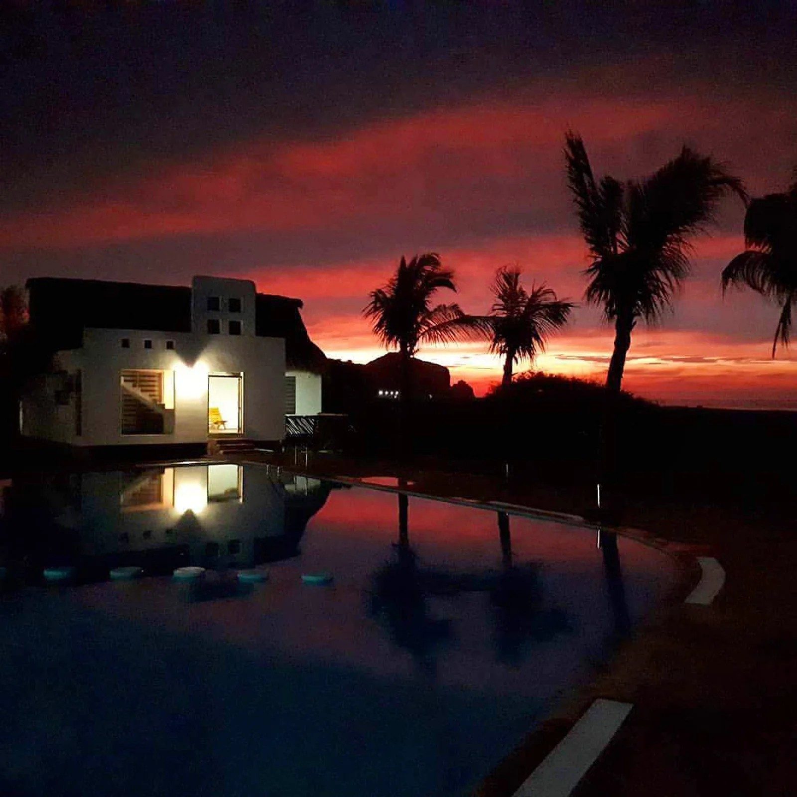 Atardecer junto a la alberca