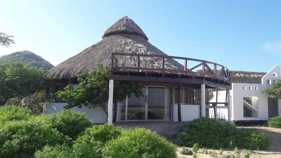 Palapa y terraza del resort