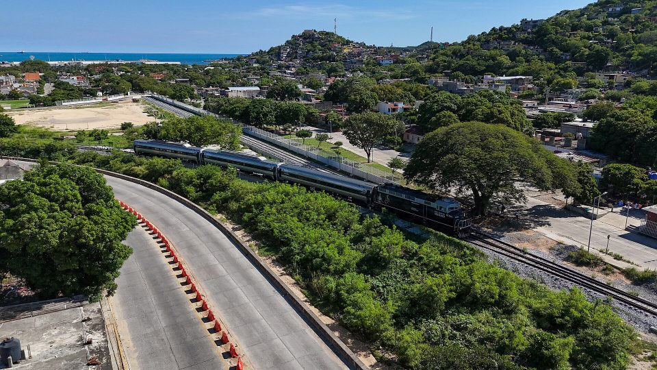 Tren Interoceánico saliendo de Salina Cruz rumbo a Coatzacoalcos