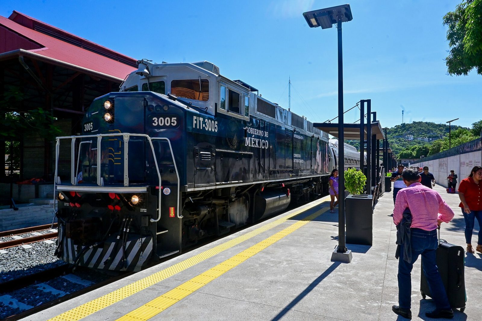 Locomotora del Ferrocarril del Istmo de Tehuantepec en el andén