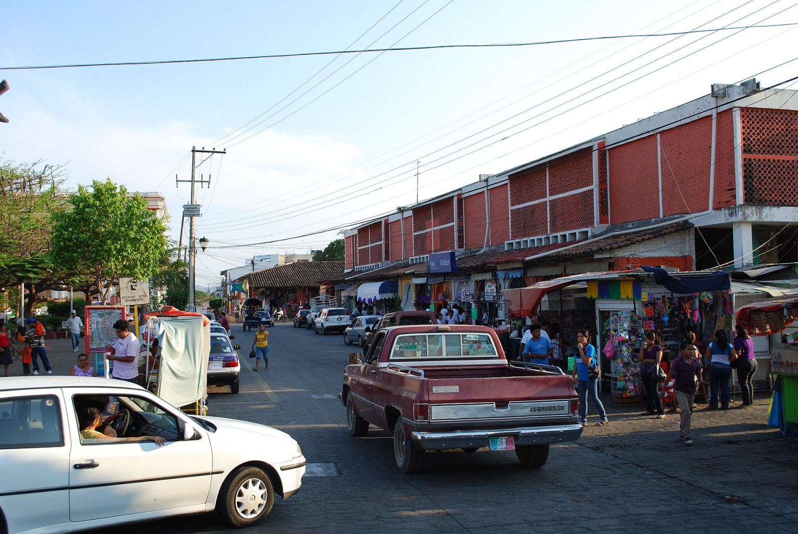 Fachada del mercado Jesús Carranza y su calle (2011)