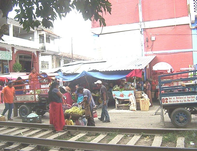 Puestos y carretas frente al mercado, junto a las vías del tren (2006)