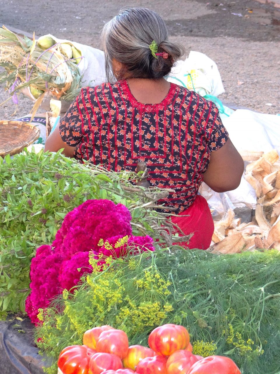 Puesto de flores, hierbas y jitomate en Tehuantepec (2011)